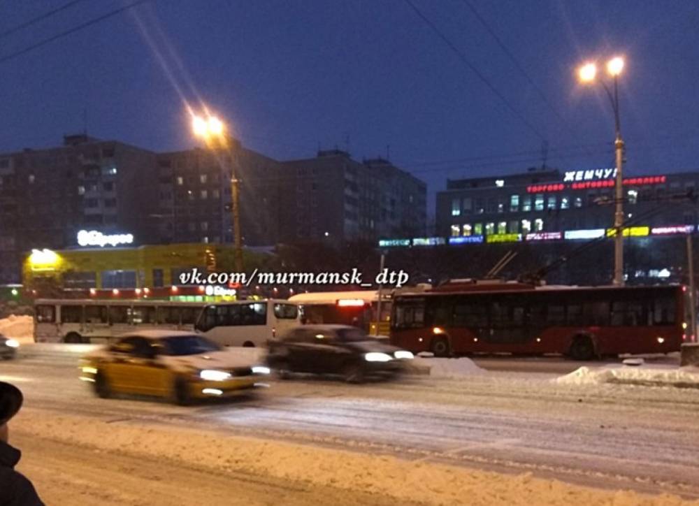 Два троллейбуса и автобус встретились у торгового центра в Мурманске