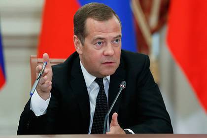 Медведев объяснил медленные траты денег на нацпроекты