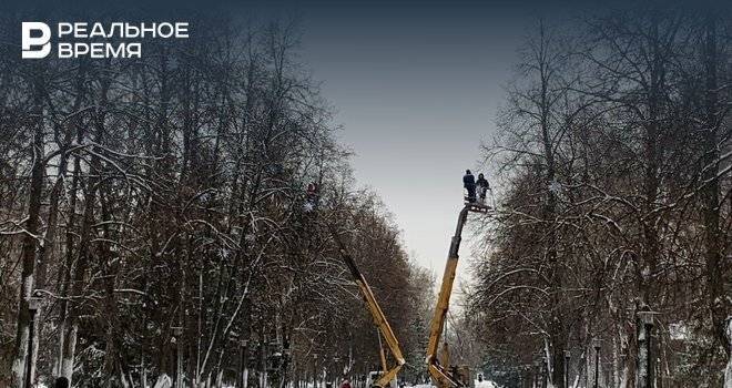 Казанский парк Горького начали готовить к Новому году
