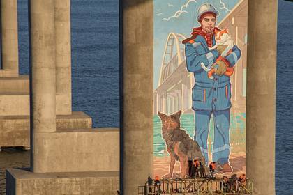 На Крымском мосту появился 20-метровый портрет мужчины с котом