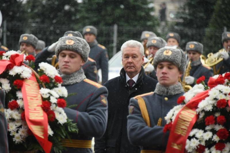 Сергей Собянин возложил цветы к памятнику Жукову в честь годовщины Битвы под Москвой