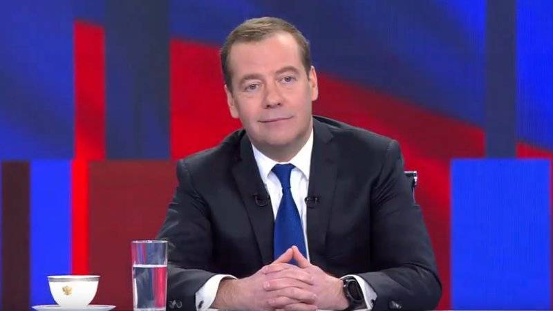 Медведев считает, что каждый россиянин должен с утра делать зарядку