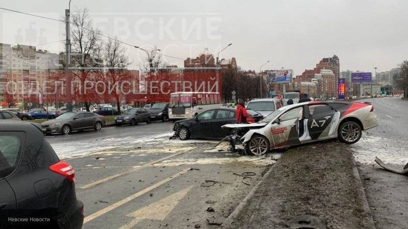 Девушка на Audi во время тест-драйва на бешеной скорости протаранила 13 авто в Петербурге