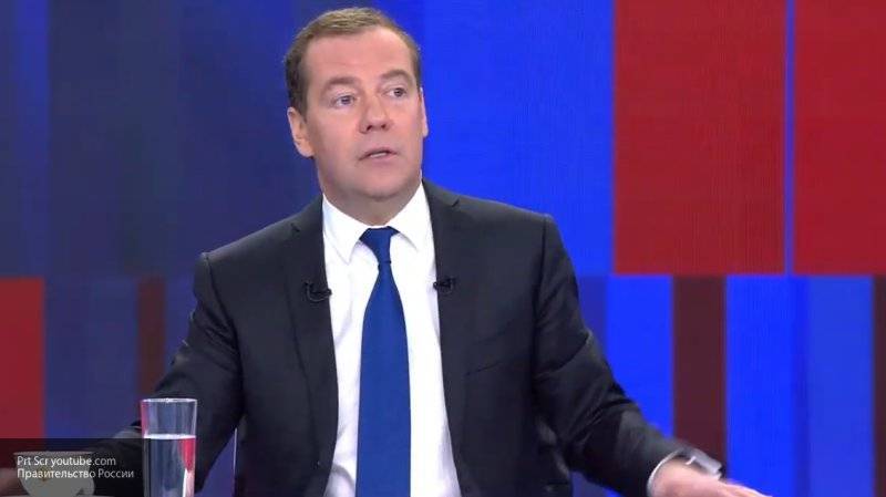 Медведев отметил необходимость грантов для поощрения выпускников творческих вузов
