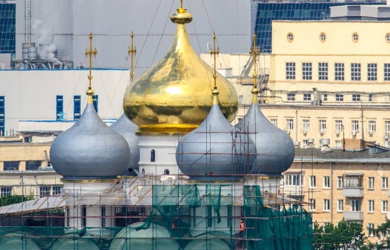 Медведев пообещал единый подход к восстановлению храмов всех конфессий