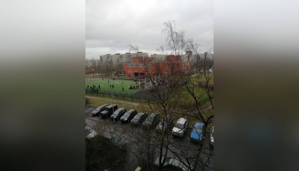 Появились кадры эвакуаций двух «заминированных» школ Ленобласти и Петербурга