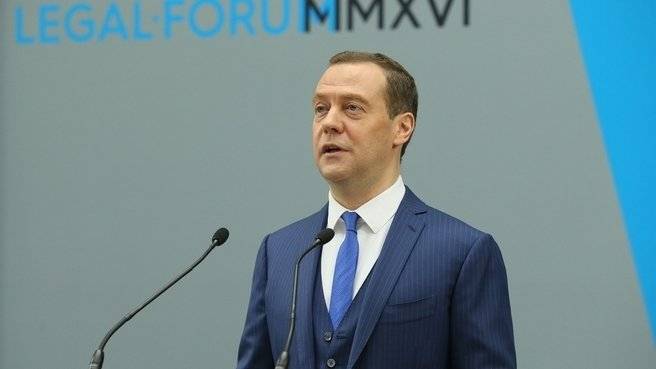 В 90-е жизнь была сложная, но интерес к этим годам существует – Медведев