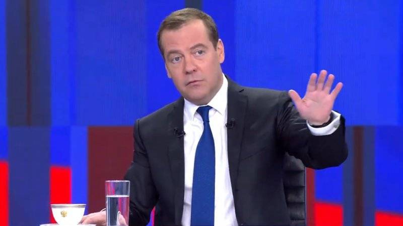 Медведев напомнил о необходимости соблюдать закон, даже если он не нравится