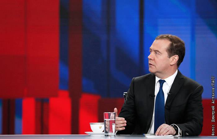 Медведев выступил за сохранение иностранных лекарств в аптеках