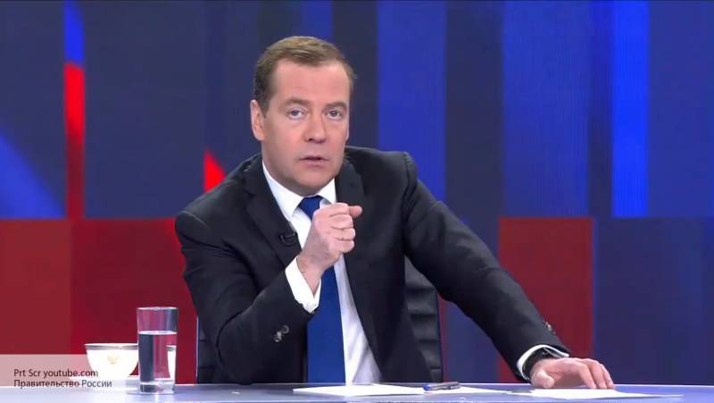 Медведев заявил, что проблемы не решаются на площадях и в соцсетях