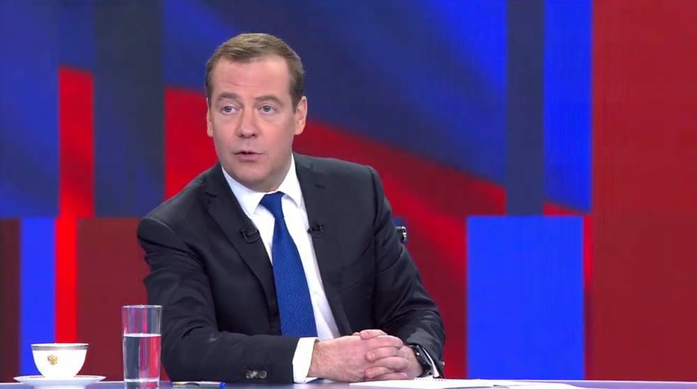 Дмитрий Медведев сообщил о равной значимости в РФ интернета и телевидения