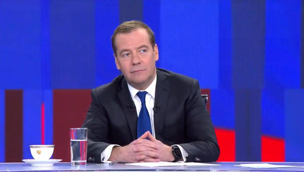 Медведев заявил о необходимости решать политические проблемы в рамках закона