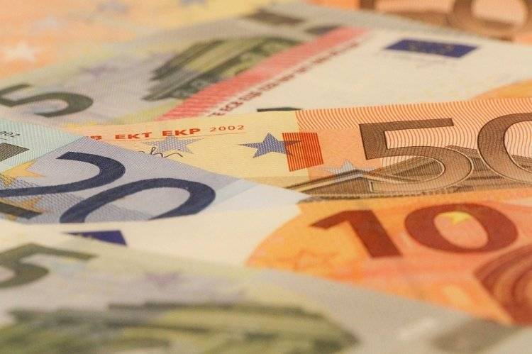 Курс евро на пятницу снизился до 70,72 рубля