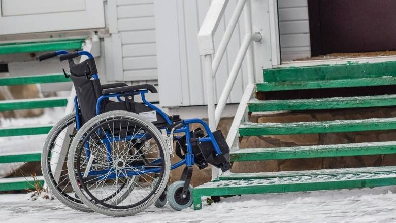Упавшая в здании мэрии Перми инвалид-колясочник сломала руки