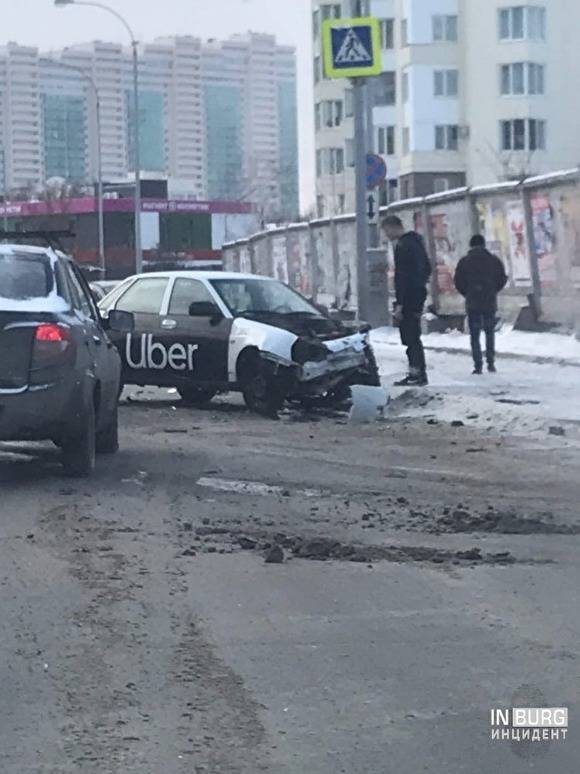 В Екатеринбурге у здания ГИБДД региона — массовая авария с участием такси Uber