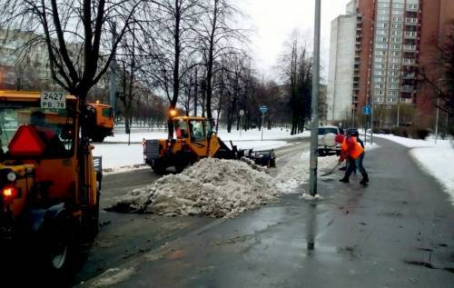 На борьбу с лужами и мокрым снегом на дорогах вышли более тысячи дворников