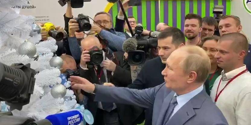 Путин взял с "Елки желаний" в Сочи игрушку с просьбой мальчика из Ставрополья