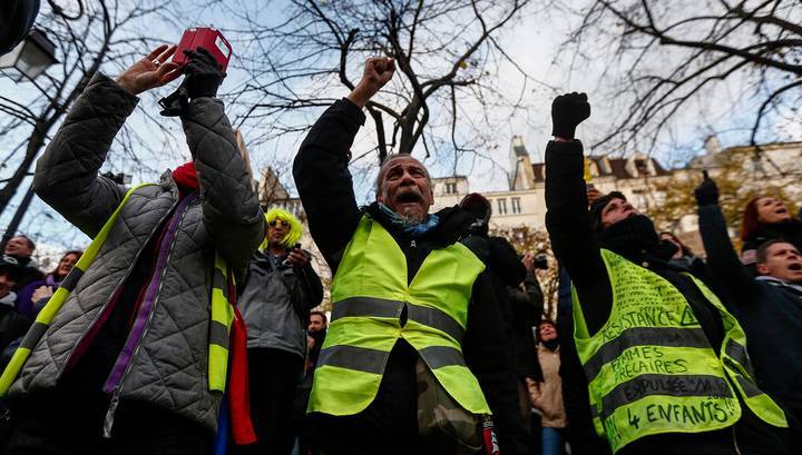 "Желтые жилеты" начали шествие по центру Парижа