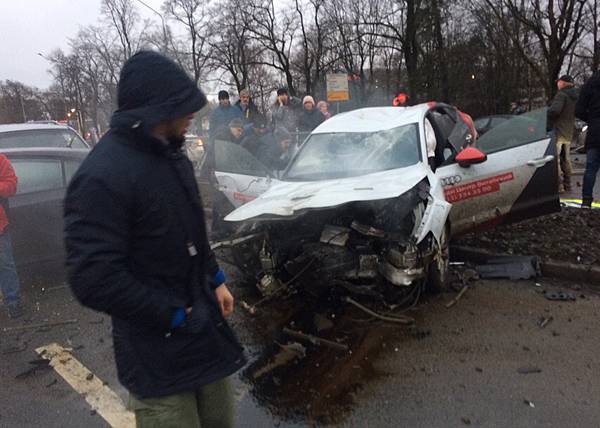 В Петербурге девушка за рулем Audi A7, взятой на тест-драйв, разбила 13 автомобилей
