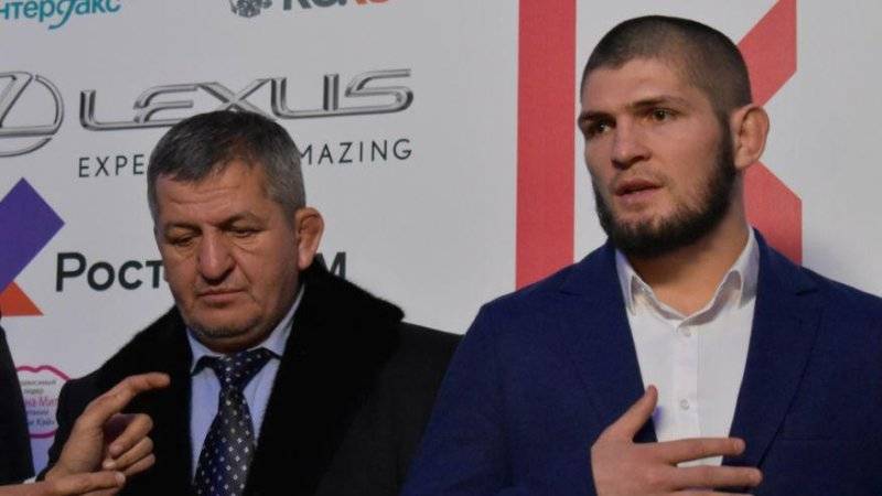 Чемпион&nbsp;UFC Нурмагомедов и его отец получили высшую награду Дагестана