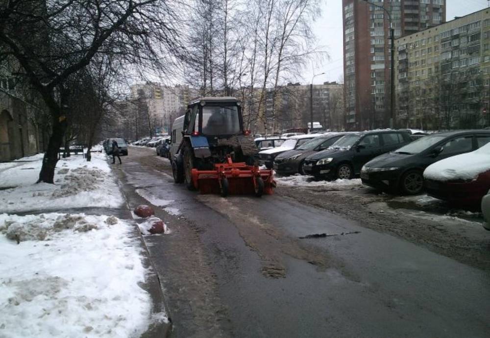 Жилищный комитет Петербурга проверил, как убрали снег во дворах города