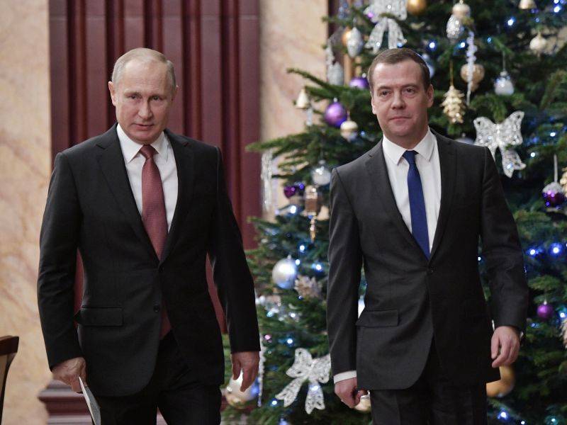 Медведев в Новый год будет слушать Путина