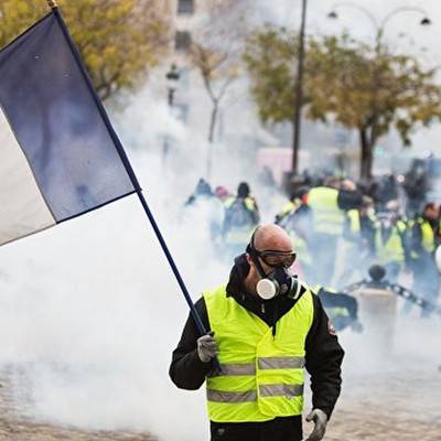 Участники движения "желтые жилеты" начали шествие по центру Парижа
