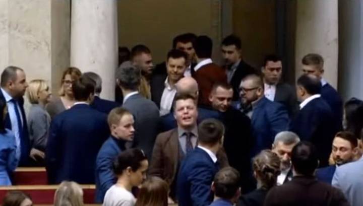 В Верховной раде депутаты партии Зеленского подрались из-за женщины