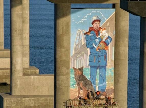 Гостей Крыма будут «встречать» изображения кота Мостика и пса Цыгана