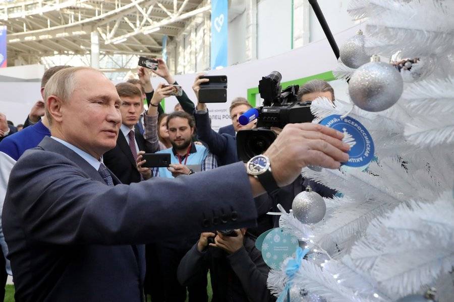 Путин присоединился к добровольческой акции "Елка желаний"