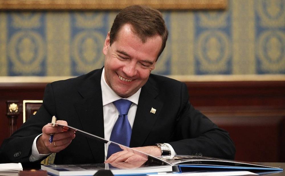 Медведев на пресс-конференции обменялся шутками с резидентом Comedy Club