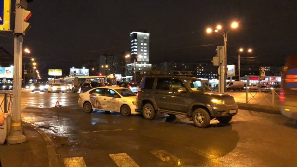 На перекрестке Богатырского и Коломяжского столкнулись такси и UAZ Patriot