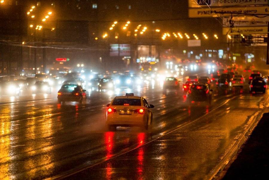 Москвичей призвали отказаться от поездок на машине из-за погоды