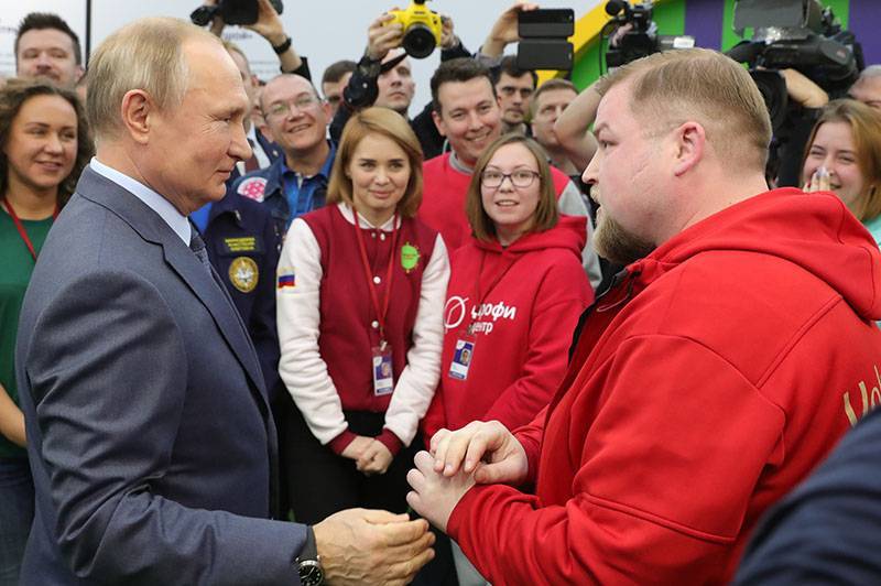 Путин заключил в объятия "Кохомского Деда Мороза"