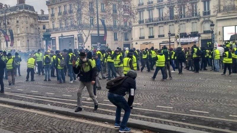 Полиция задержала более 70 человек на акции «желтых жилетов» в Париже