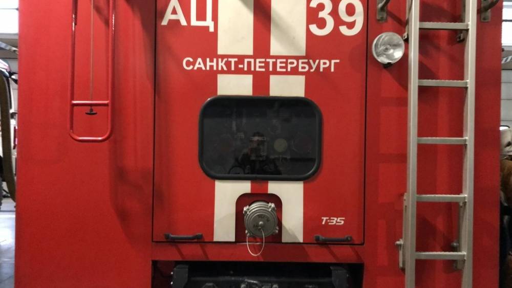 Спасатели за восемь минут потушили Mercedes на Константиновской в Петербурге