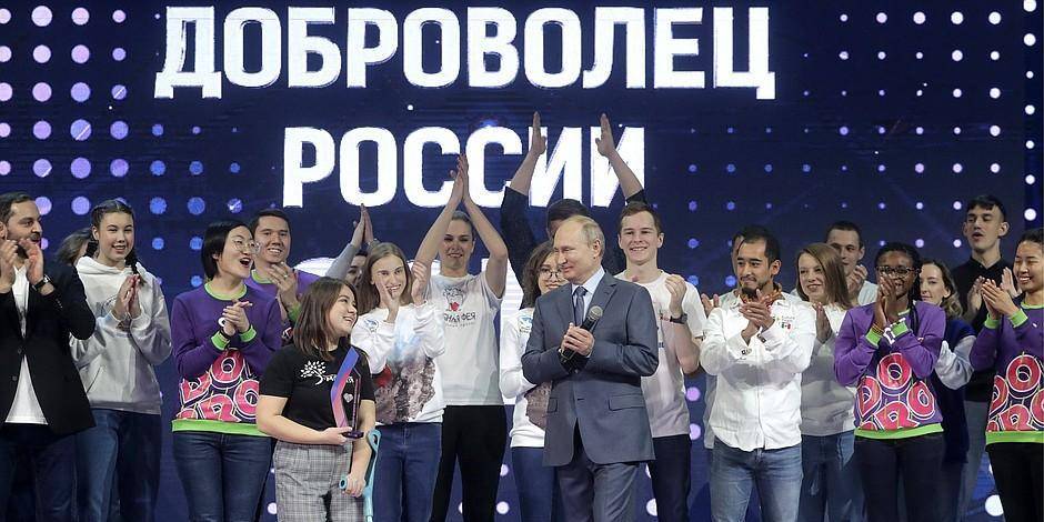 Путин вручил премию в номинации "Волонтер года"