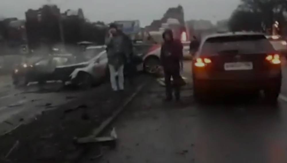 Видео массовой аварии в Санкт-Петербурге появилось в Сети