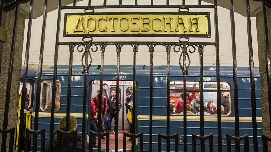 Пассажир упал на рельсы на станции петербургского метро "Достоевская"