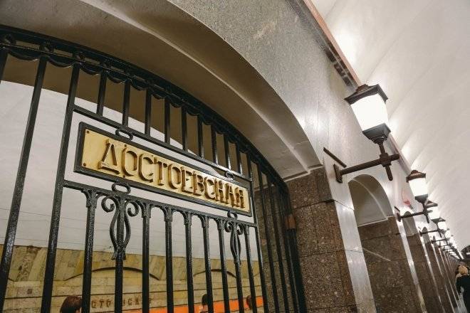 Пассажир упал на рельсы станции метро «Достоевская» в Петербурге