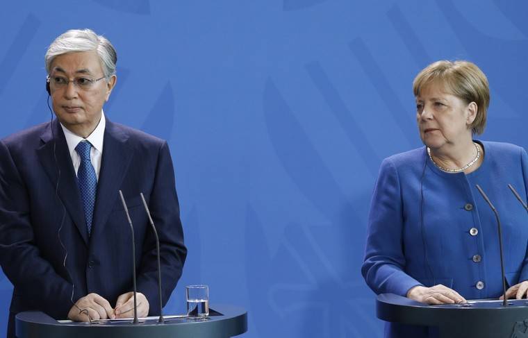 Меркель не стала вставать под гимн Казахстана