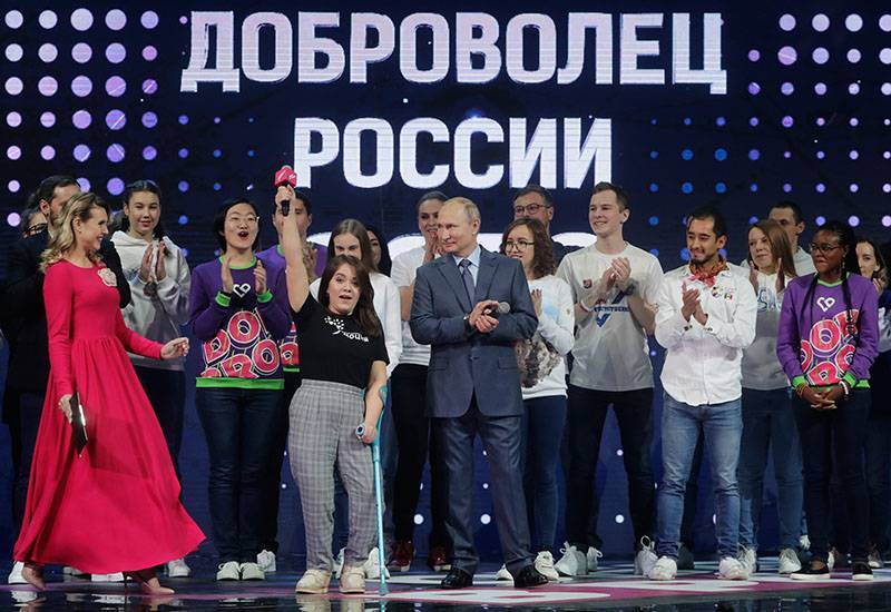 Путин вручил премию лучшему волонтеру года