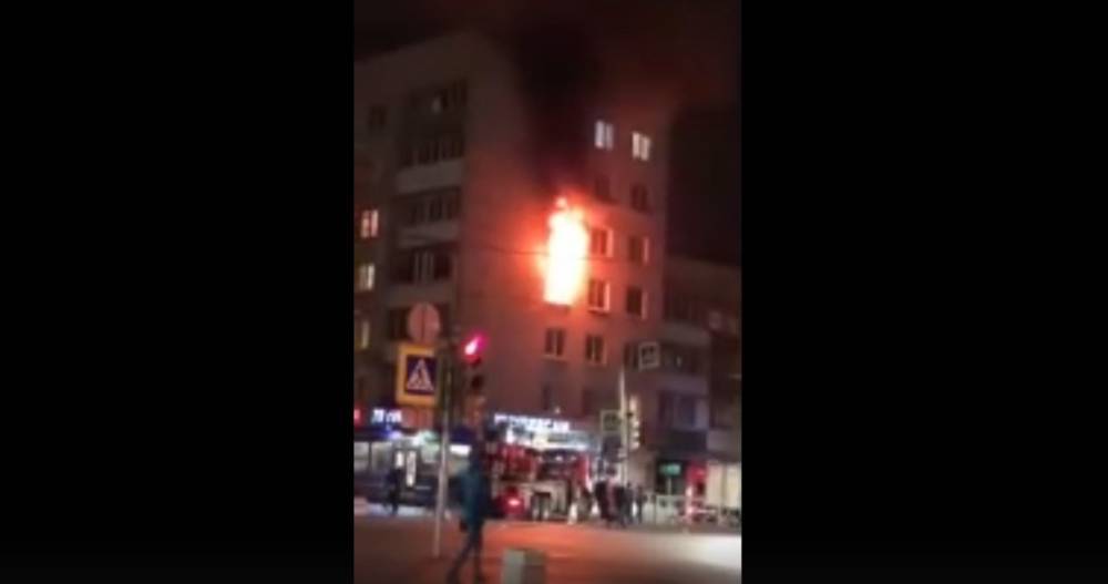 Появилось видео вырывающегося из окна пламени в квартире в Колпино