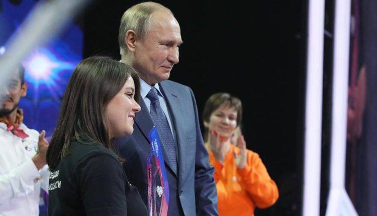 Путин рассказал о пользе общения с волонтерами