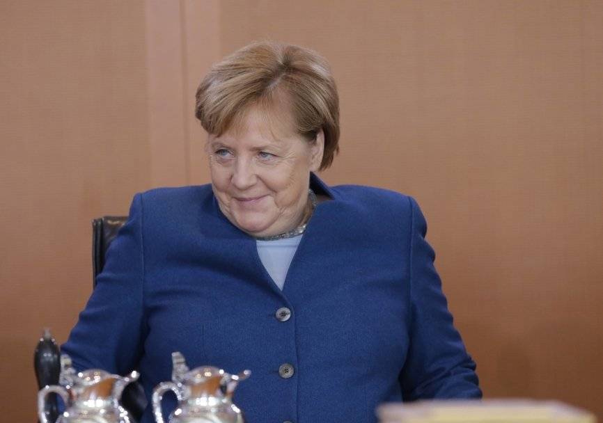 Меркель не встала со стула, слушая гимн&nbsp;Казахстана на встрече с Токаевым