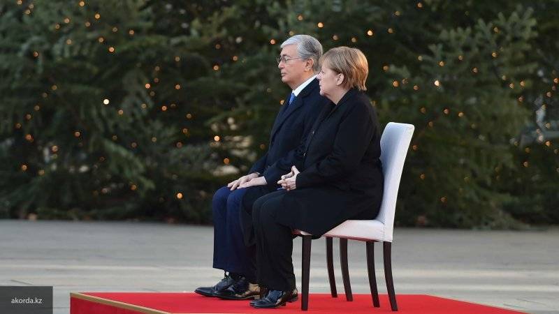 Меркель сидя прослушала гимн Казахстана на переговорах с Токаевым