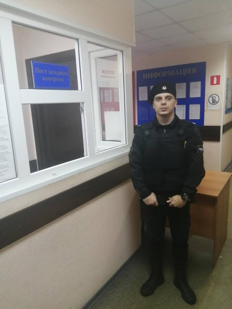 В Кузбассе пристав спас жизнь мужчине около здания суда