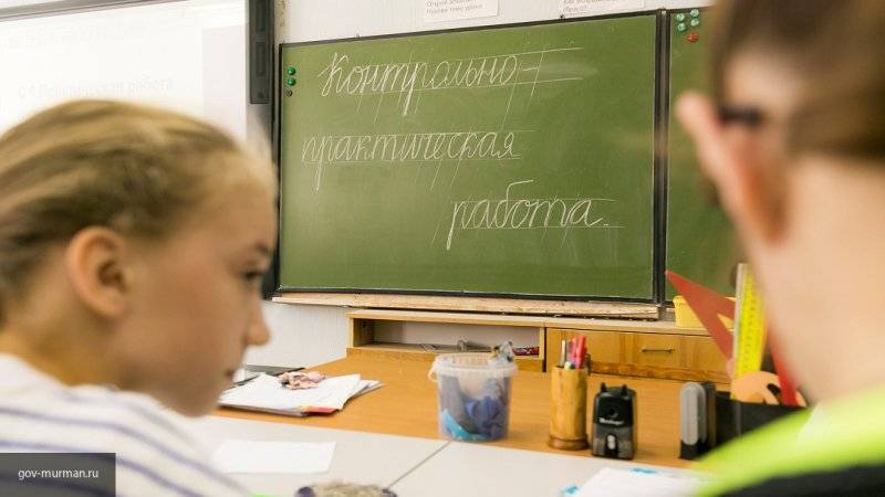 Учителям хотят сделать одинаковые зарплаты по всей России