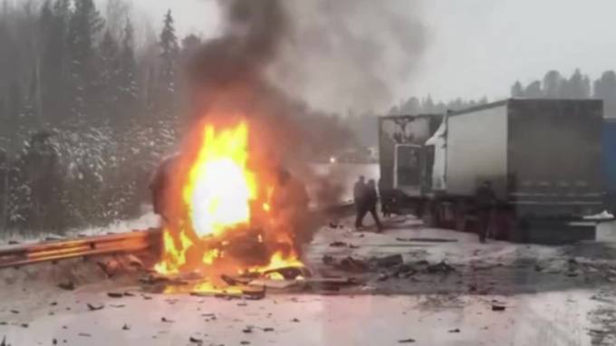В ХМАО водитель "Газели" сгорел заживо в массовом ДТП из 6 машин