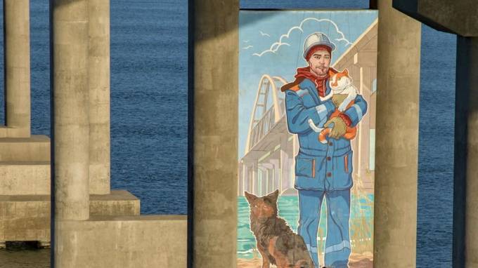 На опоре Крымского моста появилось огромное граффити высотой 20 метров